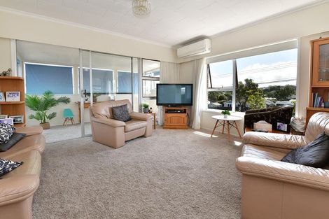 Photo of property in 1/165 Deep Creek Road, Torbay, Auckland, 0630