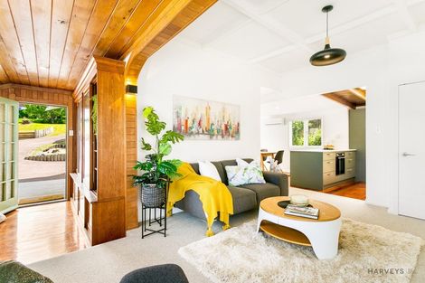 Photo of property in 16 Harrybrook Road, Green Bay, Auckland, 0604