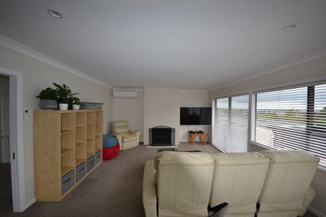 Photo of property in 2/42 Aberdeen Road, Campbells Bay, Auckland, 0620