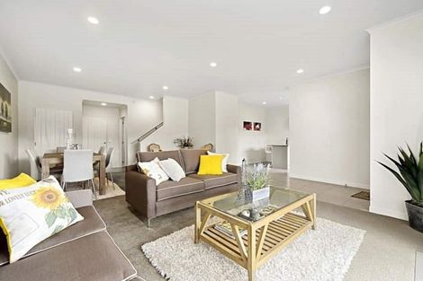 Photo of property in 2/10 Salford Crescent, Flat Bush, Auckland, 2019