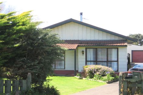 Photo of property in 15 Carthew Terrace, Foxton Beach, Foxton, 4815