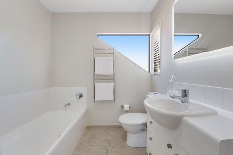 Photo of property in 32 Parkwood Crescent, Gulf Harbour, Whangaparaoa, 0930