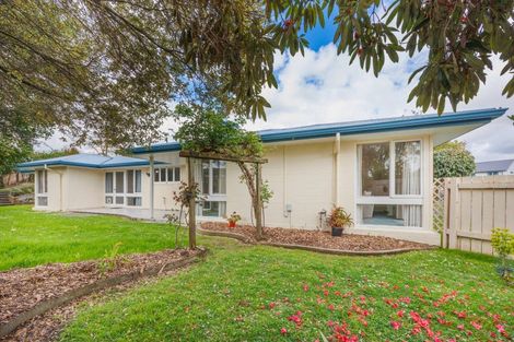 Photo of property in 17 Chilton Grove, Hokowhitu, Palmerston North, 4410