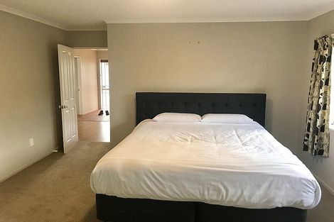 Photo of property in 35 Vanderbilt Parade, Albany, Auckland, 0632