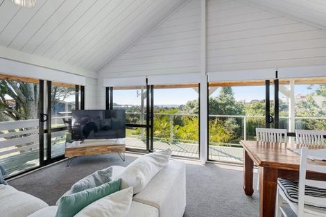 Photo of property in 13 Moffat Road, Red Beach, 0932