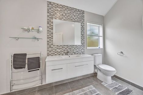 Photo of property in 6 Hanly Close, West Harbour, Auckland, 0618