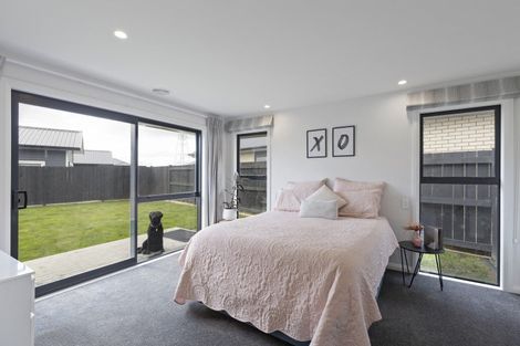 Photo of property in 2 Corsica Court, Fitzherbert, Palmerston North, 4410