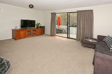Photo of property in 5 Hueglow Rise, West Harbour, Auckland, 0618