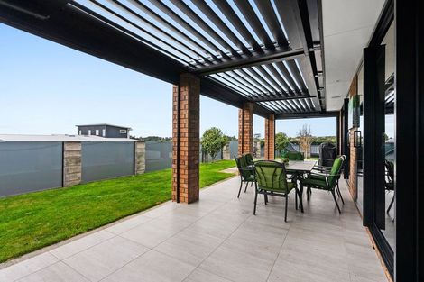 Photo of property in 18 Manurau Crescent, Merrilands, New Plymouth, 4312