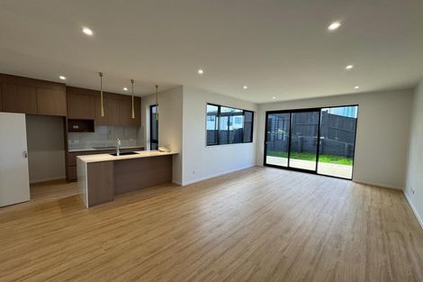 Photo of property in 3/90 Picasso Drive, West Harbour, Auckland, 0618
