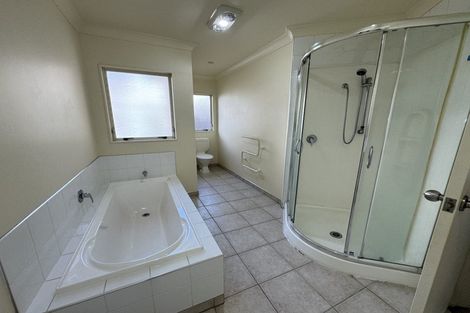 Photo of property in 4 Highgrove Lane, Totara Vale, Auckland, 0632