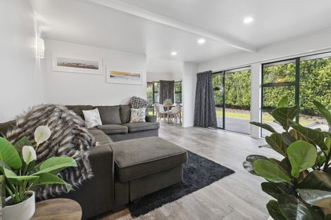 Photo of property in 906a East Coast Road, Northcross, Auckland, 0630