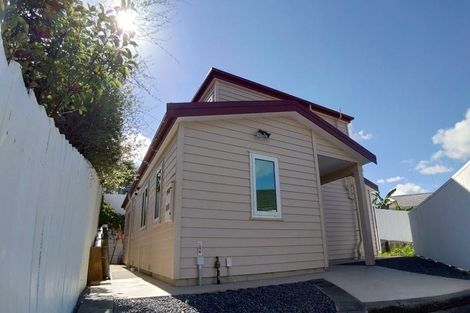 Photo of property in 36 Trias Road, Totara Vale, Auckland, 0629