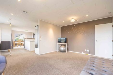 Photo of property in 16 Amery Place, West Harbour, Auckland, 0618