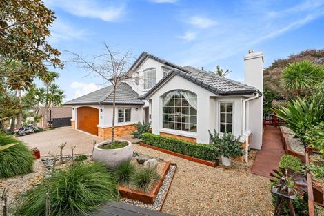Photo of property in 52 Rising Parade, Fairview Heights, Auckland, 0632