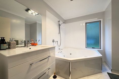 Photo of property in 49 Dress Circle, Newlands, Wellington, 6037