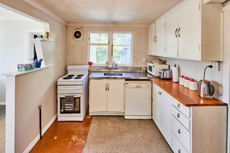 Photo of property in 33 Wyndham Road, Pinehaven, Upper Hutt, 5019