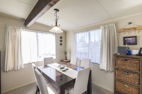 Photo of property in 2 Chatsworth Place, Highbury, Palmerston North, 4412