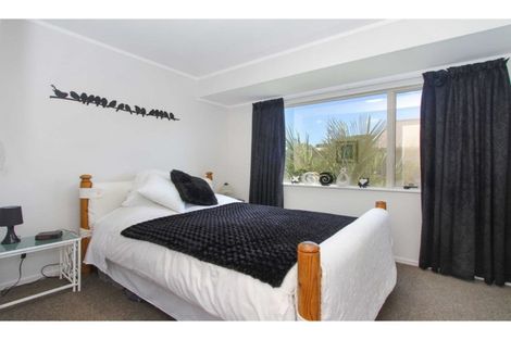 Photo of property in 1/272 Glamorgan Drive, Northcross, Auckland, 0630