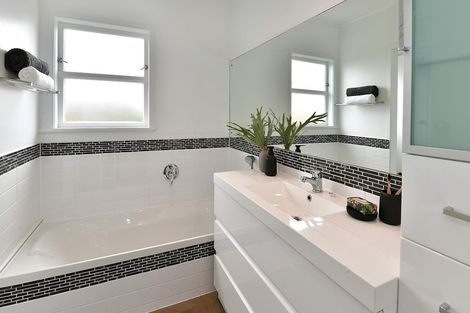 Photo of property in 10 Castleton Street, Birkdale, Auckland, 0626