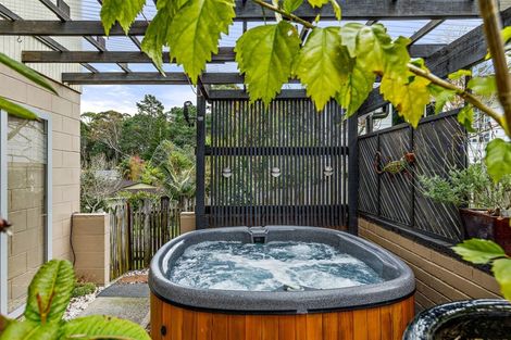 Photo of property in 80 Ravenwood Drive, Forrest Hill, Auckland, 0620