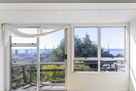 Photo of property in 15 Weston Street, Moturoa, New Plymouth, 4310