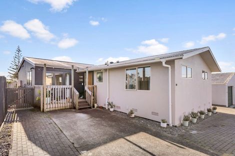 Photo of property in 25 Denarius Lane, Glendene, Auckland, 0602