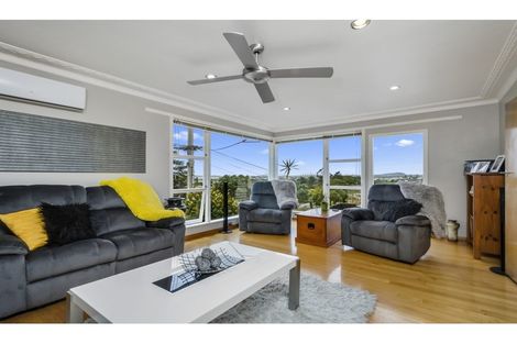 Photo of property in 11 Divich Avenue, Te Atatu South, Auckland, 0610