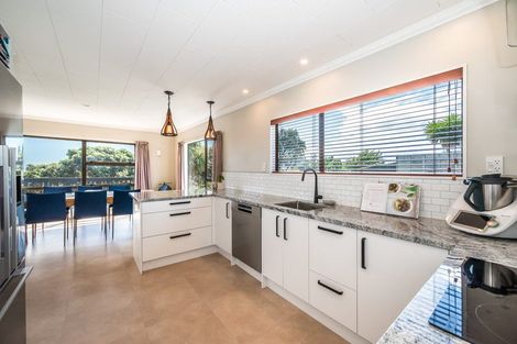 Photo of property in 3 Atua Street, Waikanae Beach, Waikanae, 5036