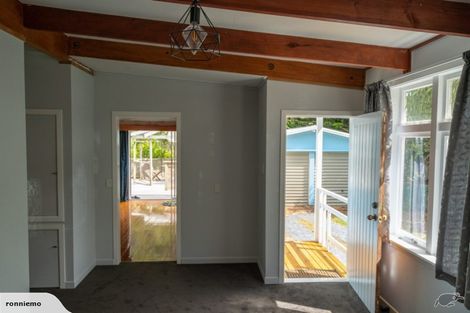 Photo of property in 32 Karekare Road, Karekare, New Lynn, 0772