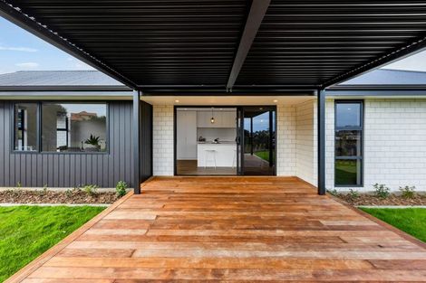 Photo of property in 8 Ponga Place, Highlands Park, New Plymouth, 4312