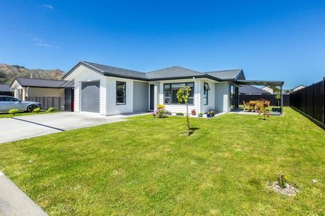Photo of property in 16 Whitten Way, Wallaceville, Upper Hutt, 5018