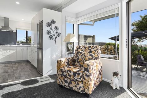 Photo of property in 2 Tinopai Drive, Omokoroa, 3114