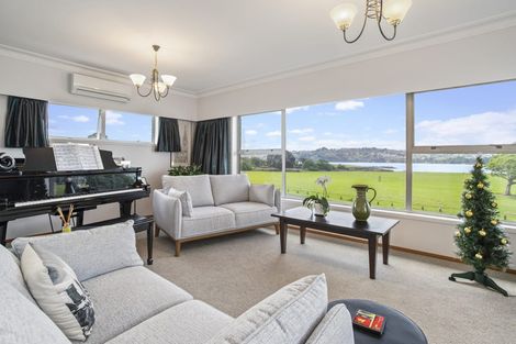 Photo of property in 92 Kiwi Esplanade, Mangere Bridge, Auckland, 2022