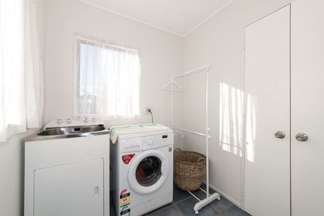 Photo of property in 92 Manhattan Heights, Glendene, Auckland, 0602