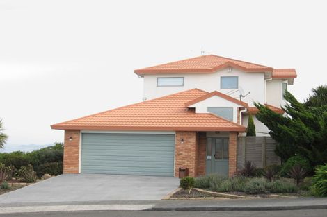 Photo of property in 22 Bennett Grove, Newlands, Wellington, 6037