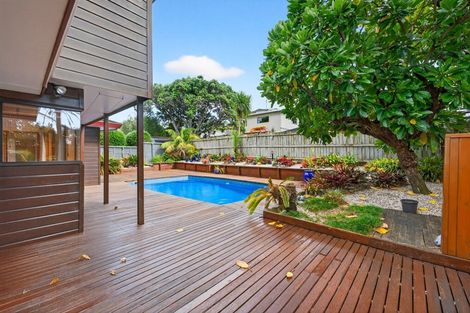 Photo of property in 2/50 Masterton Road, Rothesay Bay, Auckland, 0630