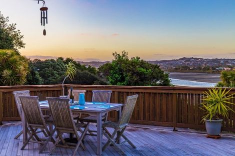 Photo of property in 32 Pohutukawa Avenue, Red Beach, 0932