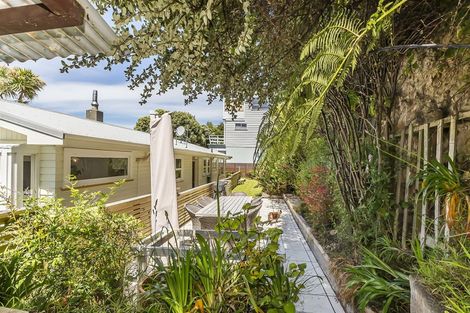 Photo of property in 28 Oak Avenue, Paremata, Porirua, 5024