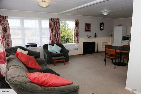 Photo of property in 2 Cambridge Place, Holmes Hill, Oamaru, 9401