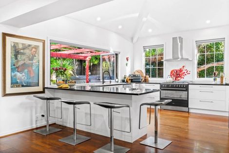 Photo of property in 52 Rising Parade, Fairview Heights, Auckland, 0632