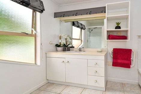 Photo of property in 5 Silkwood Grove, Totara Heights, Auckland, 2105