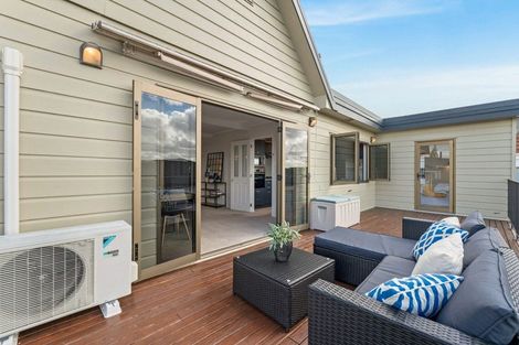 Photo of property in 152 Luckens Road, West Harbour, Auckland, 0618