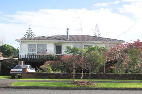 Photo of property in 70 Yeovil Road, Te Atatu Peninsula, Auckland, 0610