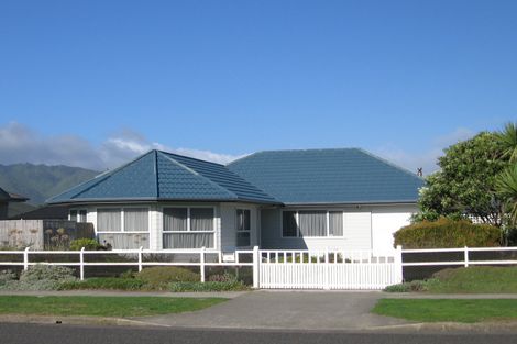 Photo of property in 130 Field Way, Waikanae Beach, Waikanae, 5036