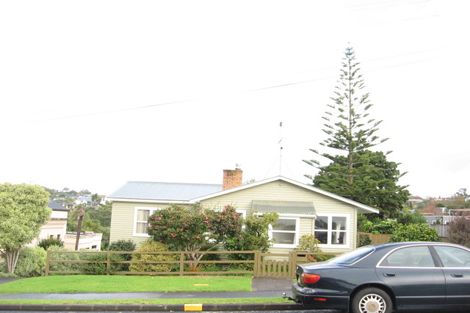 Photo of property in 16 Marine Parade, Mellons Bay, Auckland, 2014