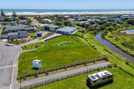 Photo of property in 13 Seagrass Place, Otaki Beach, Otaki, 5512