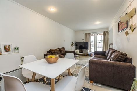 Photo of property in 15 Sunnyfield Crescent, Glenfield, Auckland, 0629