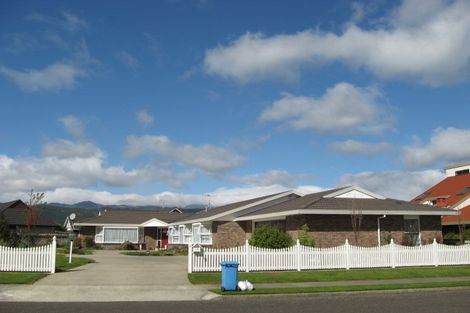 Photo of property in 15 Easton Way, Levin, 5510