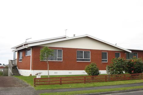 Photo of property in 17 Montana Place, Merrilands, New Plymouth, 4312